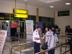 空港の入口でEチケットを係員へ見せて中へ入ります