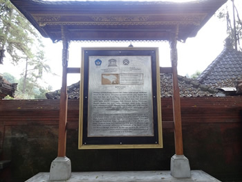敷地内にはユネスコ世界遺産登録の記念碑が建っています。