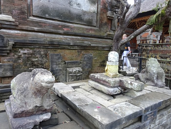 お寺で一番大事な場所、リンガヨニが祀られています。