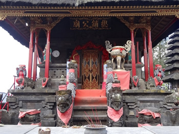 カンチンウィエンを祀ったお寺は珍しい中国スタイルです。