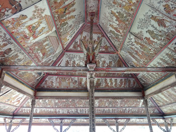 こちらのバレカンバンの天井にも絵が書いてあります。