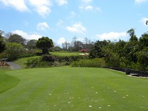 ラフに泣かされ、ボールを失う3