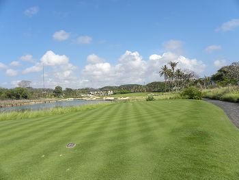 コースの左は全部池、右はOB