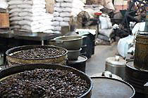 アロマ・コーヒー 焙煎された豆の香ばしいいい匂いが充満。