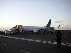 外へ出ると飛行機までは徒歩で