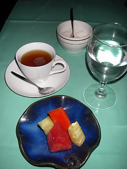 デザートはカットフルーツの他にコーヒーまたは紅茶が付きます