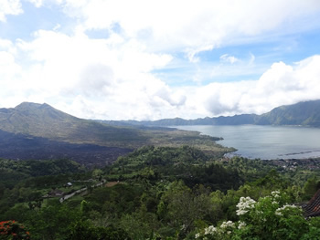 バトゥール山、アバン山、バトゥール湖の雄大な景色を楽しみながらのランチは気分爽快、疲れも吹き飛びます。