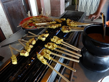 食事はインドネシアンブッフェです。 定番のサテは焼きたてが食べられます。