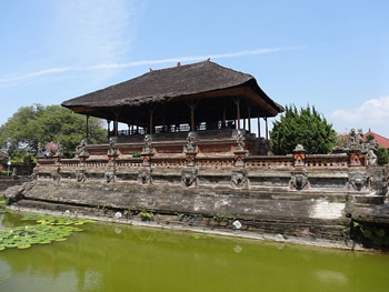 もう一つの建物のバレカンバン