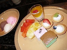 デザートもプチケーキからカットフルーツ、アイスクリームなど充実しています。