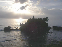 インド洋に浮かぶタナロット寺院