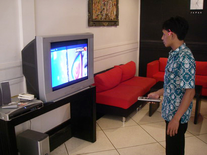 ラウンジ内にはテレビもあります。 泳ぎに自信のないプトゥ君が見てるのはサーフィンスクールのビデオ。 「ボクも立てるかな…?」