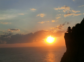 ウルワツ寺院のケチャダンス鑑賞中の夕日 イメージ画像