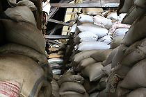 アロマ・コーヒー 倉庫に積まれた大量のコーヒー豆。