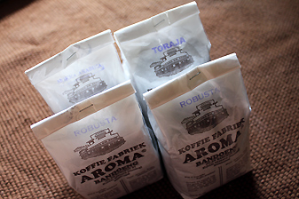 アロマ・コーヒー 250g 30,000ルピア。店主の愛情が詰まったコーヒーは酸味がなくとてもおいしいです。